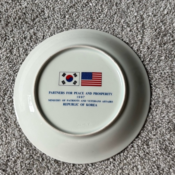 Elegant White Ceramic Plate with Artistic Design - Picture 4 of 6